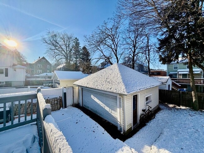 Building Photo - 305 Safford St