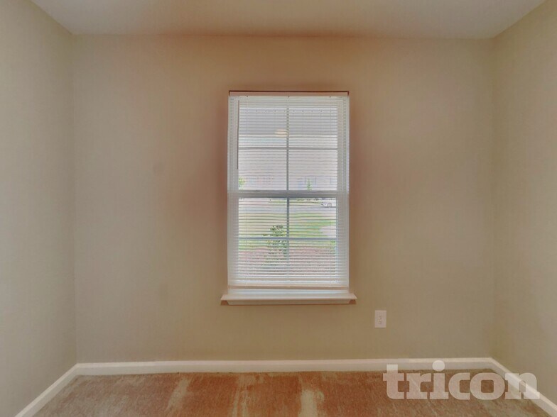 Building Photo - 219 Plains Dr