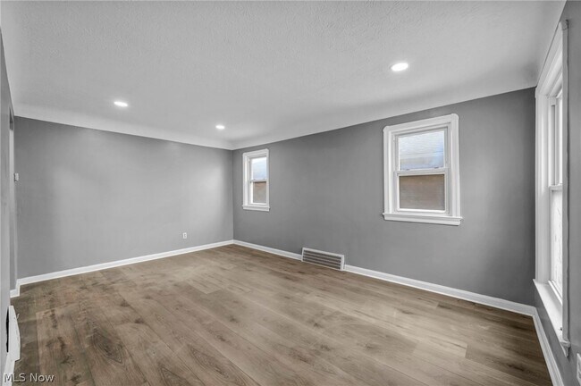 Building Photo - 3202 Parklane Dr
