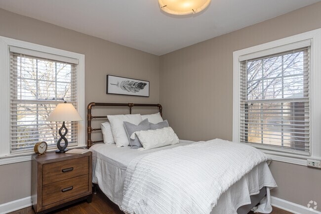 2BR, 1BA - 880 SF - Bedroom - Avenue Willow
