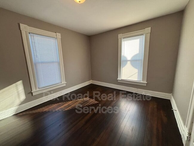 Building Photo - 304 Stanley St