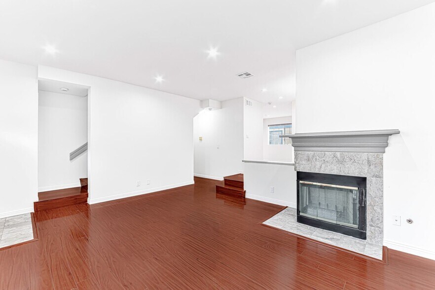 Building Photo - 402 California St