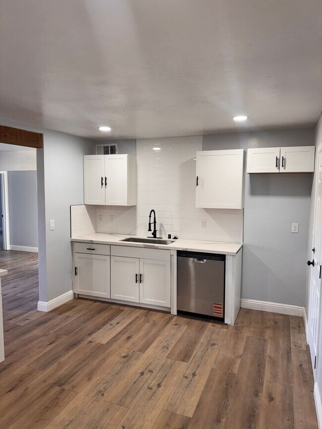 Building Photo - Single Family Home