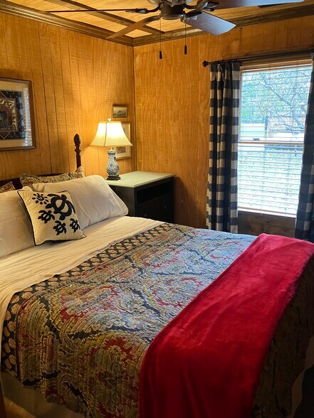 Queen bedroom - 432 Apache Rd