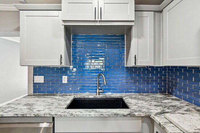 Building Photo - 528 Manor Dr