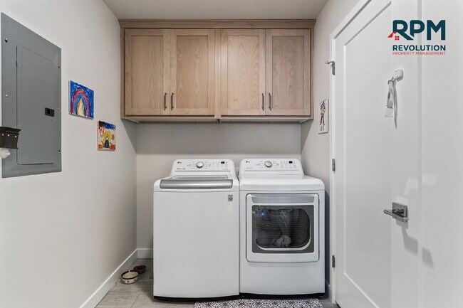 Building Photo - "Charming West Haven Retreat: Spacious 3-B...