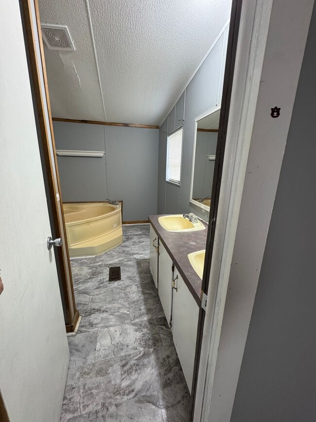 Building Photo - FOR RENT – Peaceful 3BR/2BA Home in Beaure...