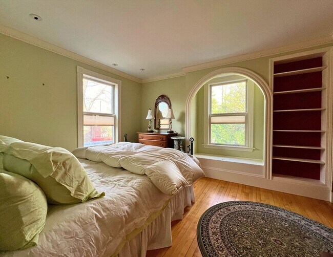 Building Photo - 12 Brook St