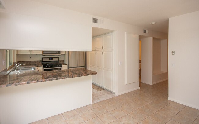 Building Photo - 3 Bedroom, 2.5 Bathroom Townhome!