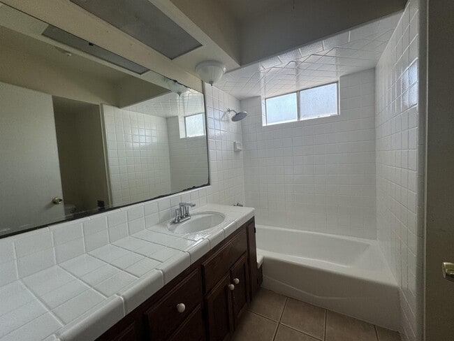 Building Photo - 4133 Kenmore Dr S