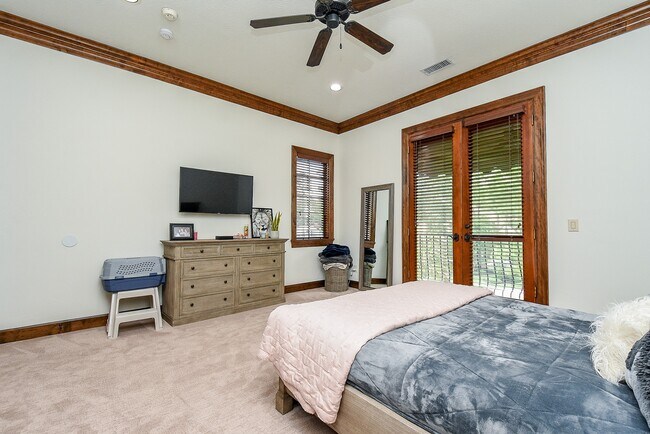 Building Photo - 10 Player Pond Pl