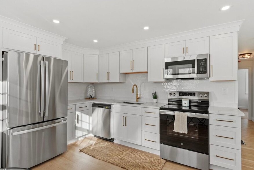 Building Photo - 13 Centerville Dr