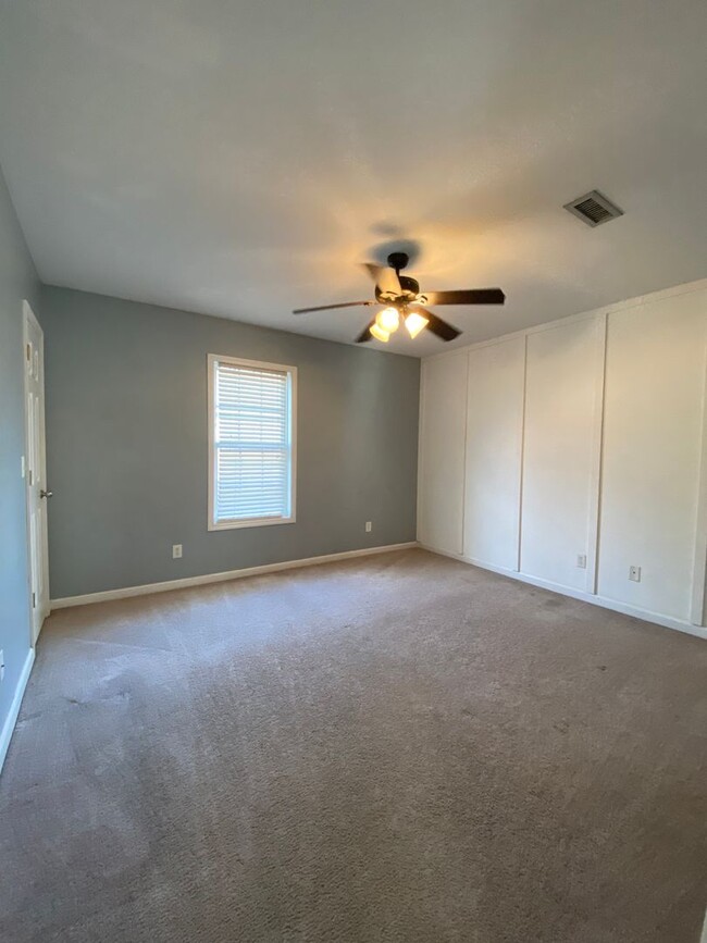 Building Photo - 3 bedroom, 2 bathroom Home in Hampstead