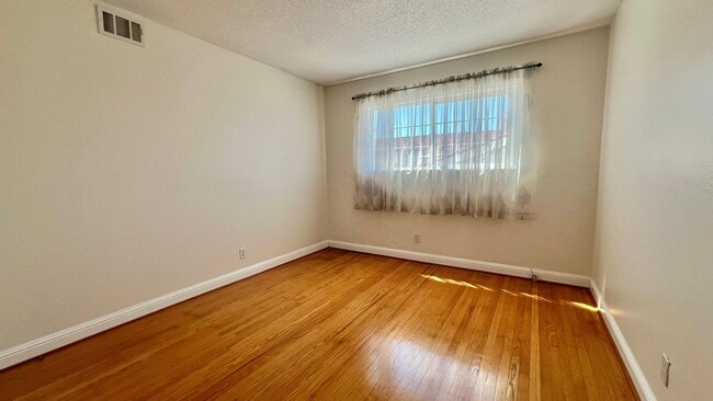 Building Photo - Gorgeous house - Huge Backyard with Bonus ...