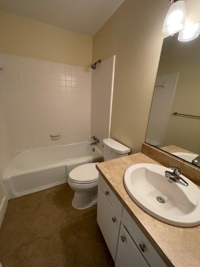 Building Photo - 1104 Robin Hood Rd