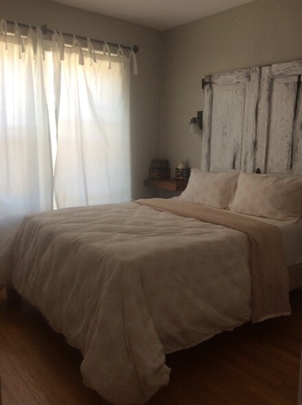 Bedroom - 1011 Hull Terrace