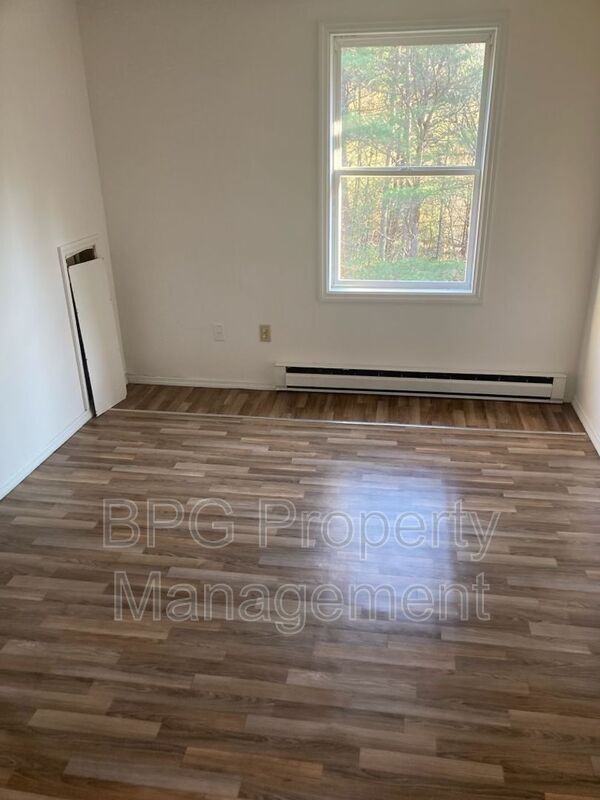 Building Photo - 123 Circle Dr