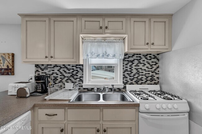 Building Photo - 21 Peterson Ln