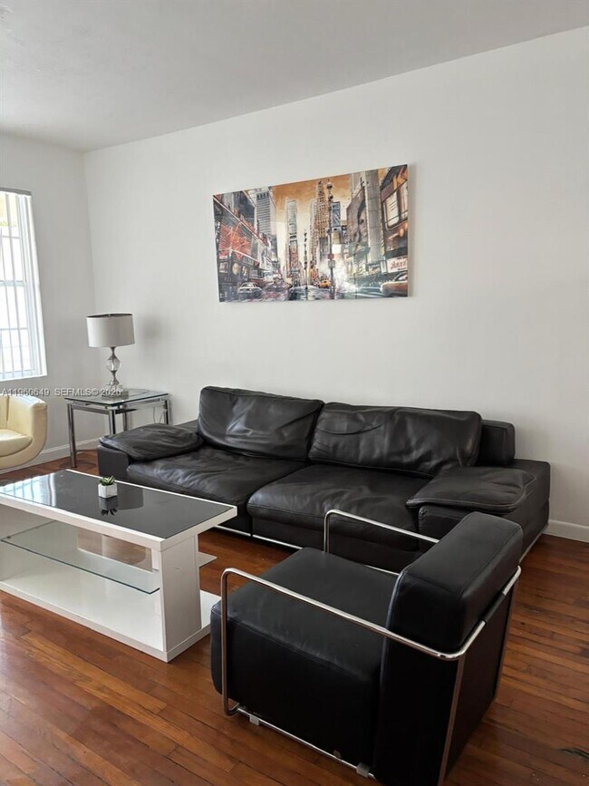 Building Photo - 6881 Bay Dr