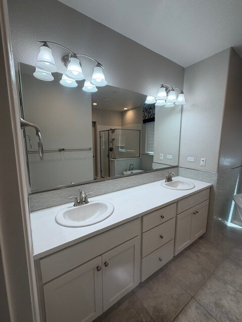 Building Photo - Gorgeous 3 Bedroom 3 Bathroom Plus Loft Area Home