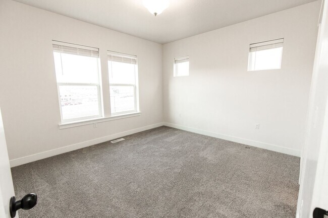 Building Photo - 1431 W Russo Dr