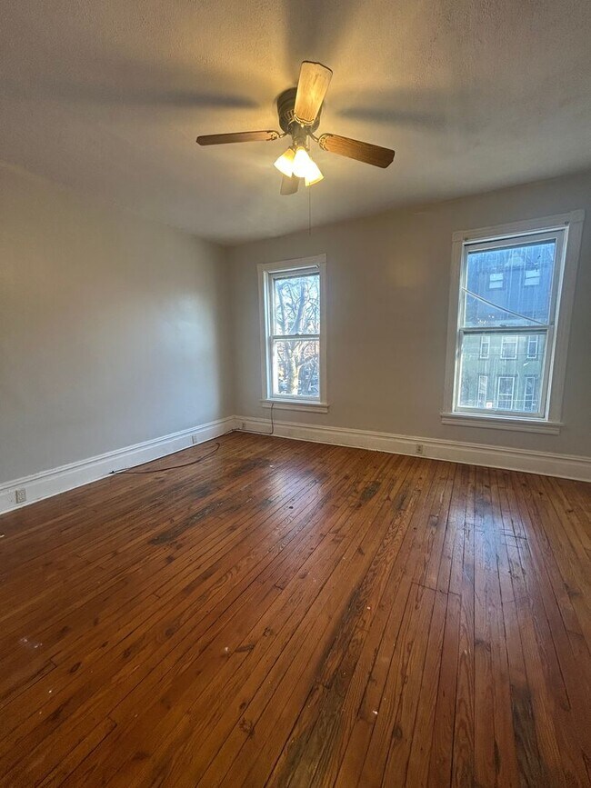 Building Photo - 222 Harris St