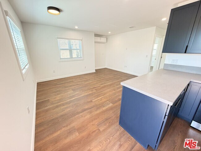 Building Photo - 818 N Harper Ave