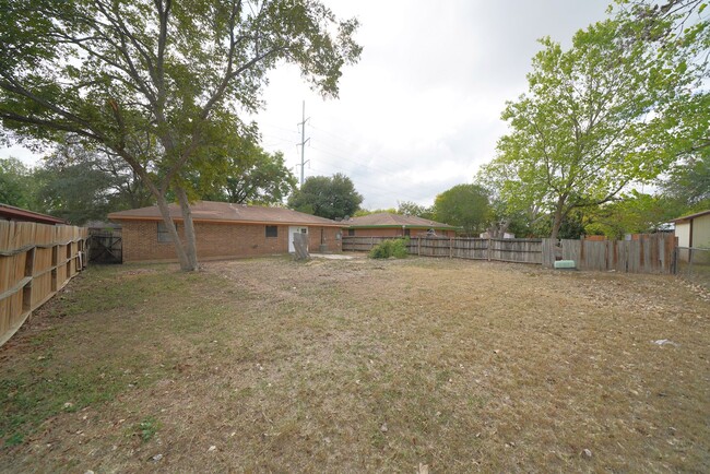 Building Photo - Lovely Home in Cibolo Now Available - Real...