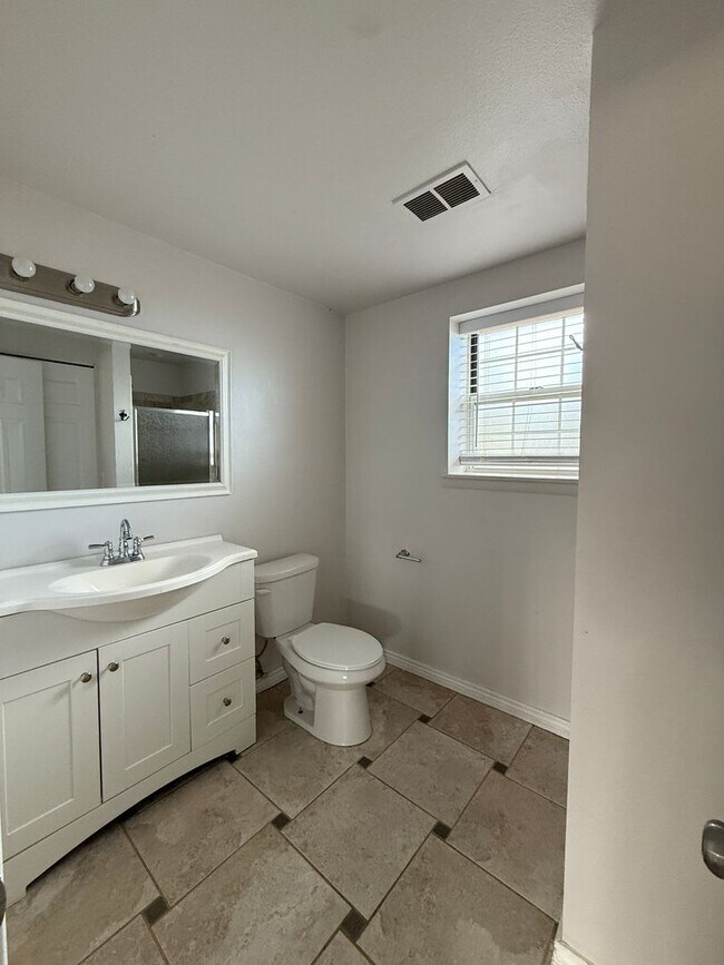 Building Photo - Beautiful Updated Beacon Hill Home - Newly...