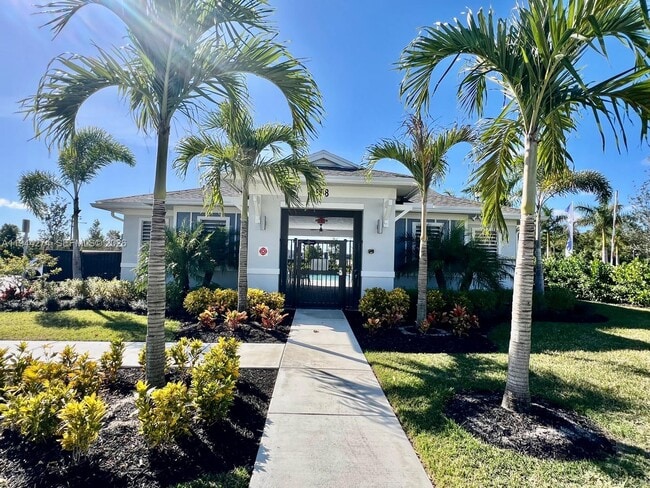 Building Photo - 405 SE Crossoak Ln