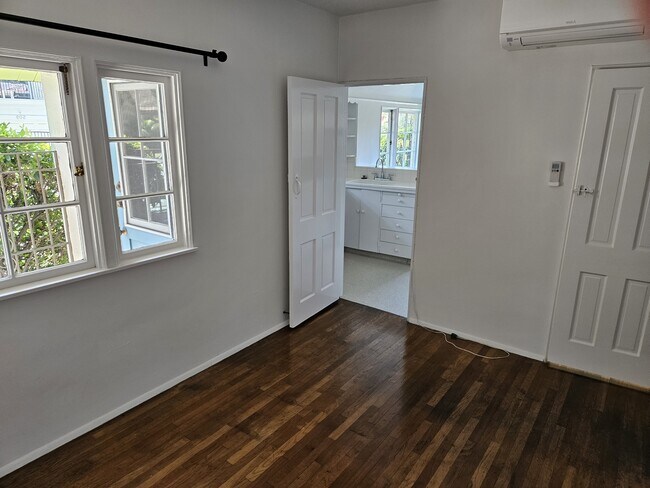 Building Photo - 8531 Rosewood Ave