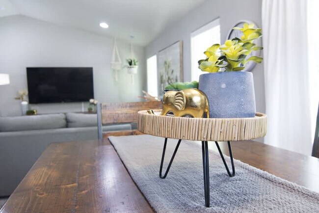 Building Photo - 2023 E Elm Grove Dr