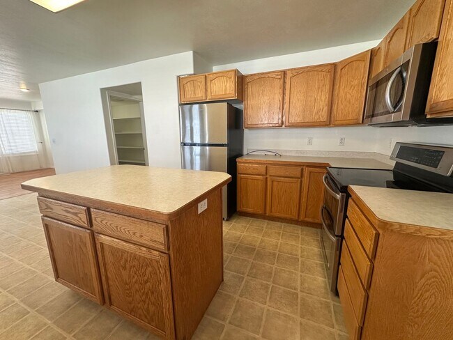 Building Photo - Freshly Painted, New Carpet Throughout - Home For Rent In Springville!!!