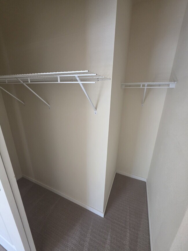 Building Photo - 2 Bedroom | 1 Bathroom 2nd Floor Apartment Available RIGHT NOW!