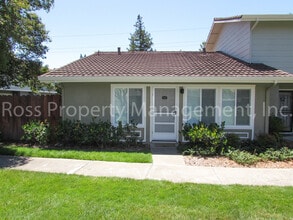 Building Photo - Great Pleasanton Location! Rare Single Story Townhome