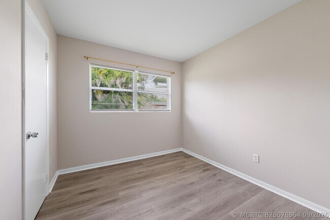 Building Photo - 1297 NW Charlie Green Dr
