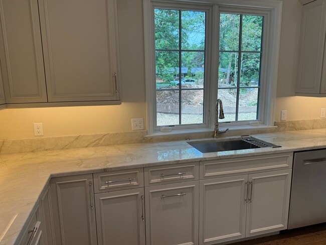 Building Photo - Fully Renovated 3 Bedroom on Biltmore Fore...