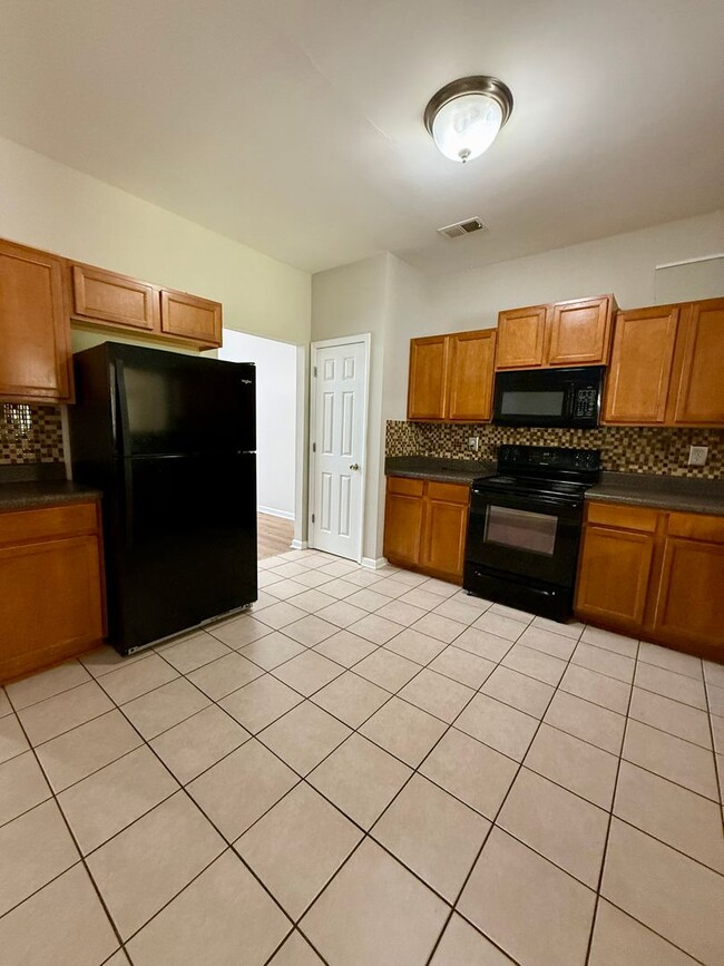 Building Photo - Great Oakwood Location- 3 bedroom, 2.5 bat...