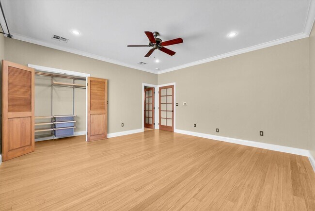 Building Photo - 2006 Manhattan Beach Blvd