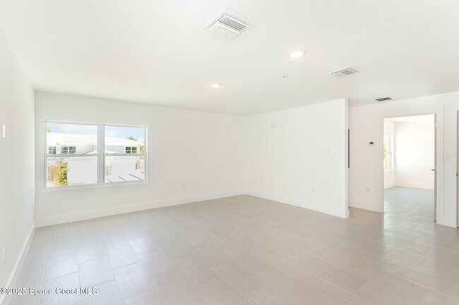 Building Photo - 1635 Par St NE