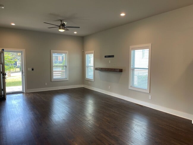 Building Photo - Convenient Living in West End
