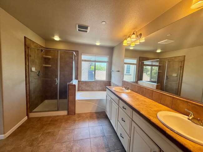 Building Photo - Charming 4 Bedroom Home in Springlake