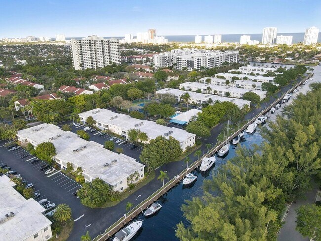 Building Photo - 6397 Bay Club Dr