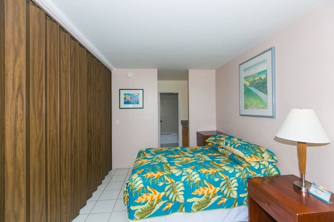 Building Photo - Royal Kuhio 1b1b1parking Fully Furnished i...