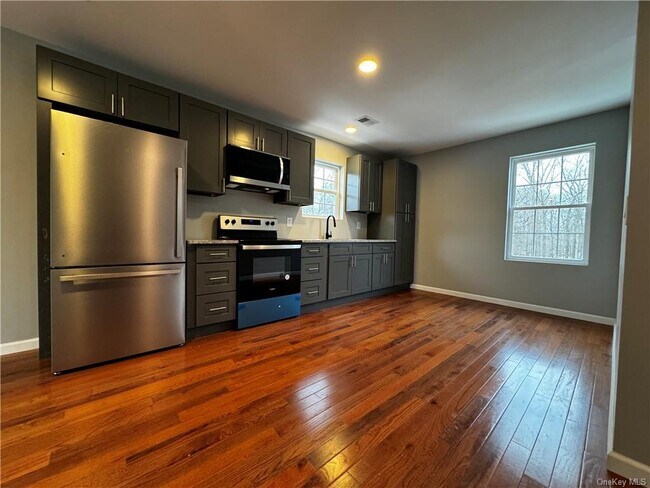 Building Photo - 8 5th Ave