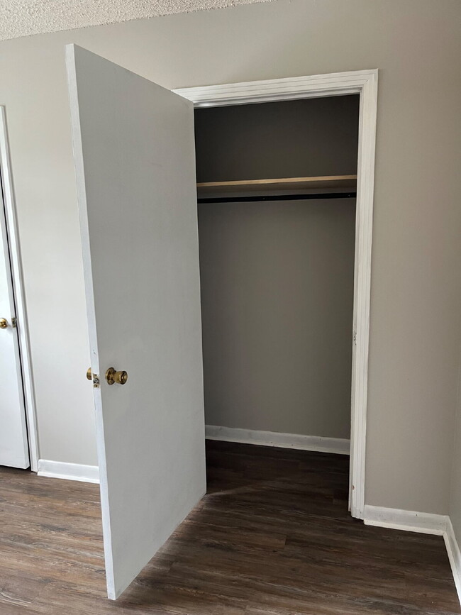Building Photo - 2 BEDROOM 11/2 BATH TOWNHOME  MINUTES TO D...