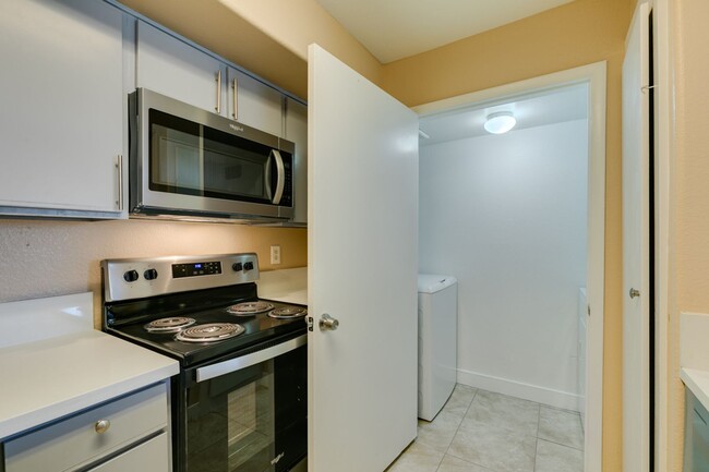 Building Photo - Charming 2Bed/2Bath ground floor apartment...