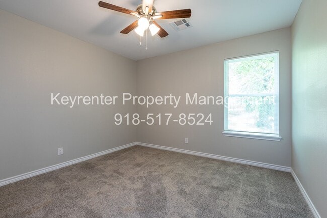 Building Photo - 4 Bedroom 2 Bath + Updated