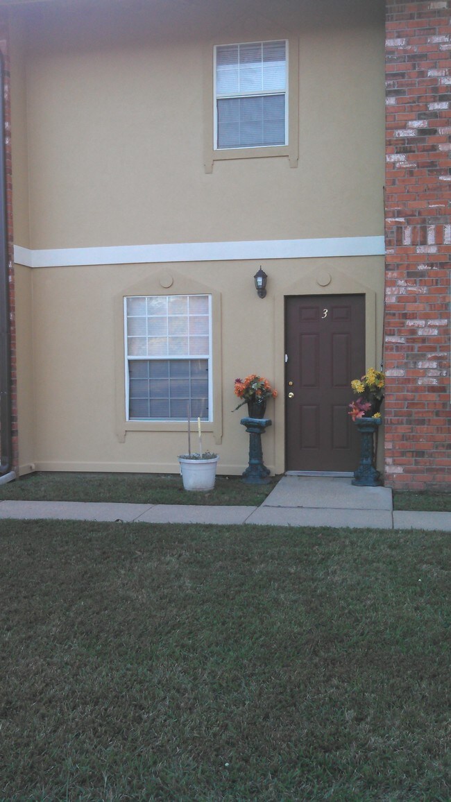 Outside Property - 106 Briarhill Rd