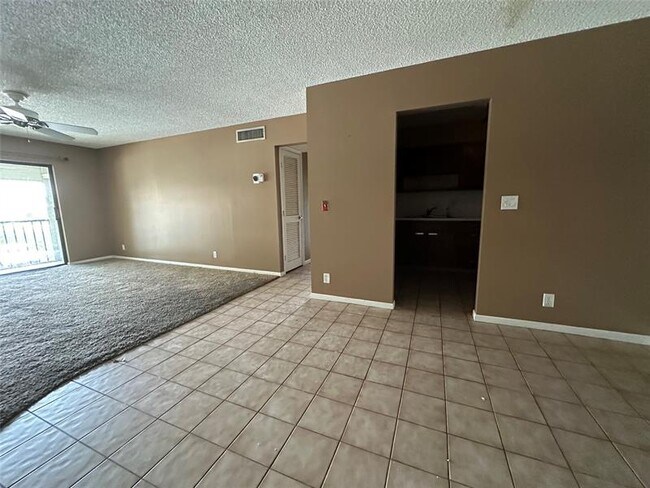 Building Photo - 9785 Pineapple Tree Dr
